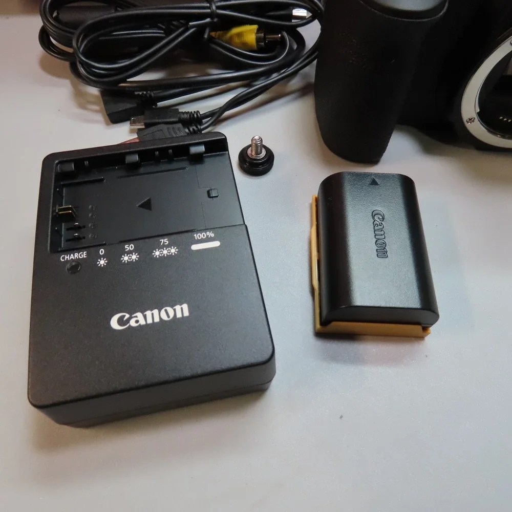 Canon EOS 60D 18.0MP Digital SLR Camera Body‎ 【MINT w/Leica Hard Case 】
